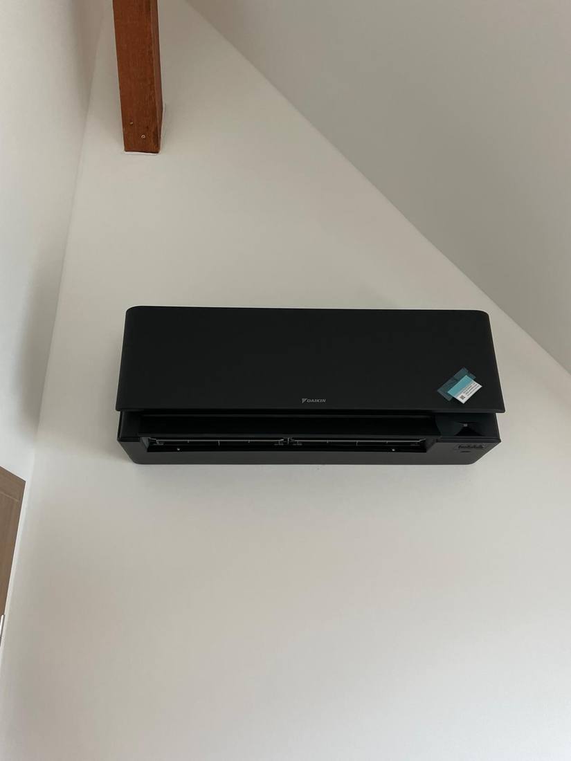 Climatisation Daikin noire installée par TS Energie Clim